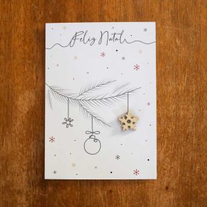 Postal com detalhe em madeira – pinheiro