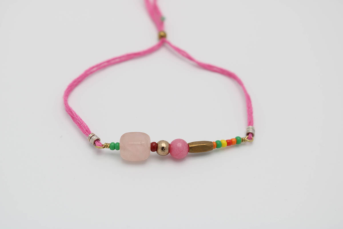 Pulseira rosa com missangas - Image 3